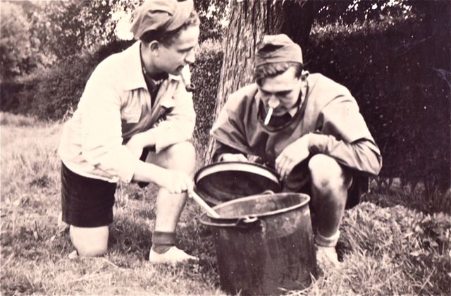Wilfried en Arthur bedachten of ze de soep van dennenappels en gekookt gras zouden weggooien of toch serveren voor de kampeerders. Foute keuze.