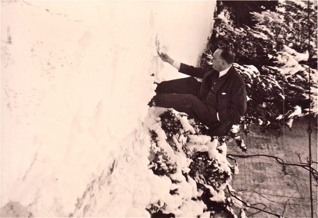 Mijnheer Dewin terwijl hij met één hand in zijn broekzak nog een paar laatste retouches aanbrengt aan zijn horizontaal winterdecor. Cool !