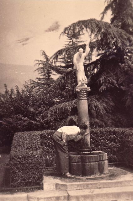 En toen die toerist maar bleef drinken van de fontein sloeg de heilige genadeloos toe.