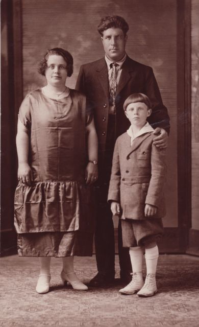 Vader Goodman verhuisde met zijn gezin naar Hollywood omdat er veel metsers gevraagd werden maar de kleine John had andere plannen.