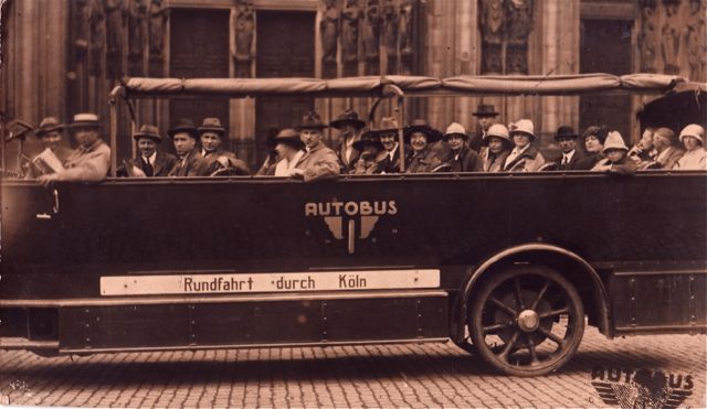 Vroeger werd op alle nieuwigheden het daarvoor gebruikte woord duidelijk geschreven, zo konden mensen er aan wennen. A-u-t-o-b-u-s.