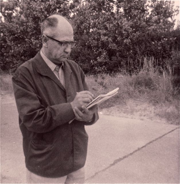 En telkens mijnheer Van den Abeele iets opmerkte schreef hij dat op voor zijn nog uit te geven boek: Vergissingen in de natuur.