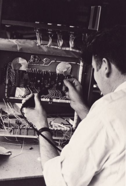 Het was kwestie van de juiste draden te verbinden. Dat leverde Denis een onverwachte voortijdige crematie op.