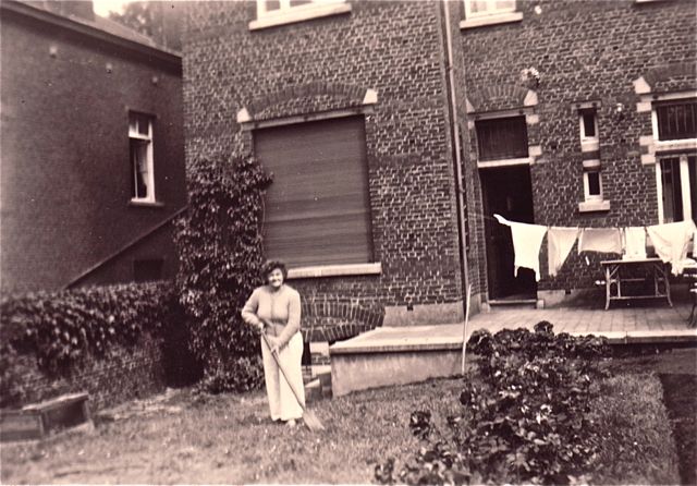 Nu haar echtgenoot schielijk overleden was, was het een ideaal moment om de spaarcenten op te delven. Voor dat zijn familie ze vond.