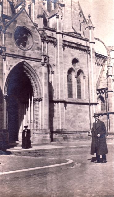 Spionnenopleiding. Opdracht: Observeer discreet de Zwarte Weduwe.