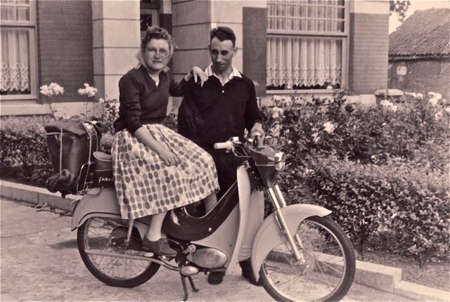 Yvonne wou als eerste vrouw op een bromfiets (én travelling light!) de wereld rond. Jean vond het idee maar niks.