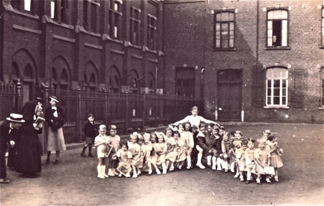 Het was nogal een gedoe voor juffrouw Gijbels om met de kindjes het begrip 'bevolkingsdichtheid' uit te beelden, maar het lukte toch.