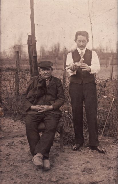 Boer Smalders kocht als eerste in het dorp een postduif. Dat ging hem zegels besparen met nieuwjaar, jawadde!