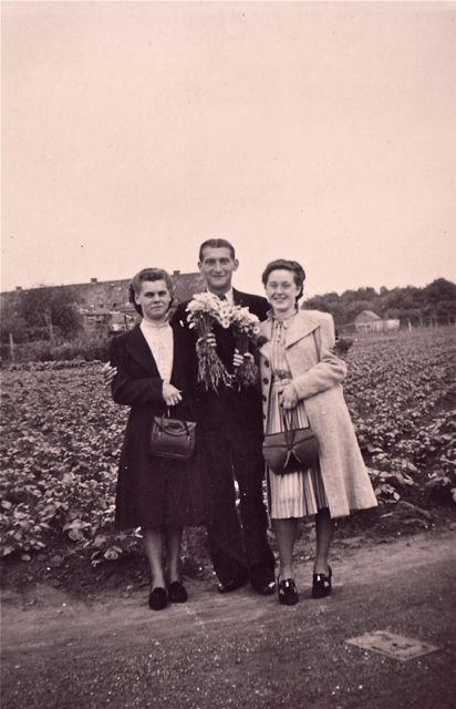 Ronny Beirsman na het plukken van de laatste exemplaren van de schapenmadelief. Commentaar Ronny: 