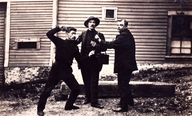 Dit is een voorbeeld van 'handgemeen'. Later verworden tot 'gemeengoed'.