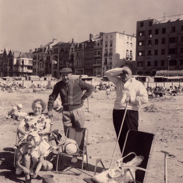 Oom William hield er aan om ons plekje op het strand altijd eerst zorgvuldig schoon te vegen voor we er mochten spelen.