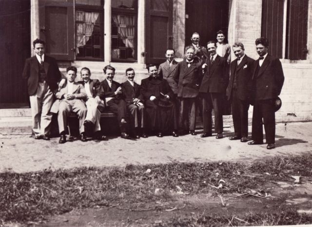 Alle leden van de club van mannen die de slappe lach krijgen bij het horen van de uitdrukking 'Eerlijke politicus'.