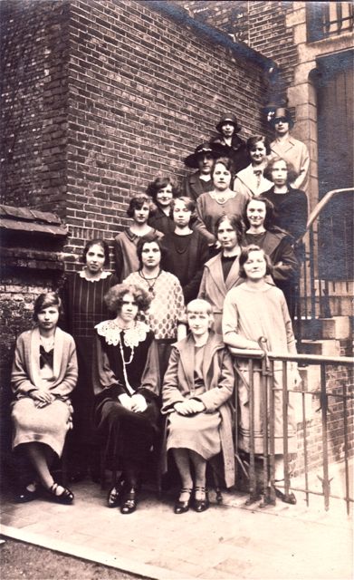 Georgina, zittend vooraan in het midden, was eigenlijk George maar daar hadden de dames geen probleem mee.