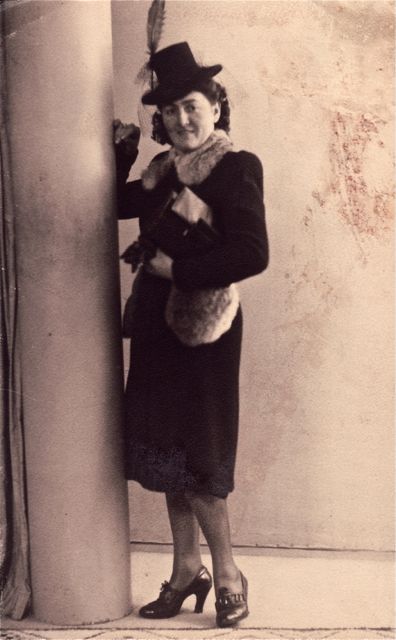 Mevrouw Van Doorsselaers, dolgelukkig bij de rol balatum die ze gewonnen had in de prijskamp van de Sarma. De hoofdprijs!