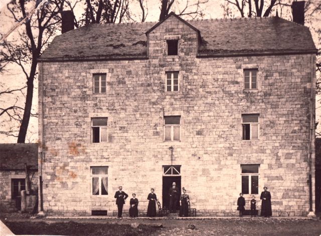 Je kon toen ook poseren voor een grote kartonnen voorgevel om tegenover de familie te doen alsof je een groot huis had.