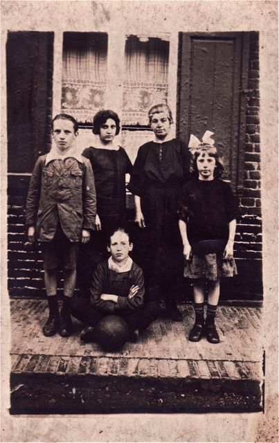 Jaja, we waren geen voltallige voetbalploeg maar ons moeder kon hard sjotten. Dat wist ons vader ook als hij te laat van café thuis kwam. 