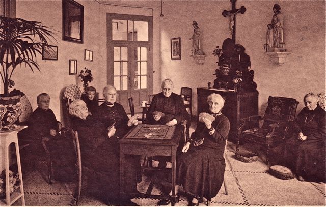 En soms ging er in het rusthuis iemand plots dood tijdens het kaartspelen. Dat was lastig omdat er nogal een lange wachtrij was om mee te doen.