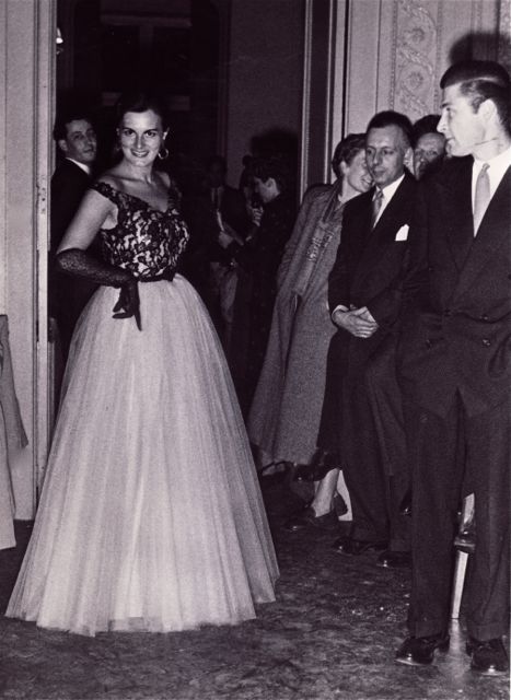 Madame De V. die te weten was gekomen waar haar g-spot lag. Succes op feestjes!