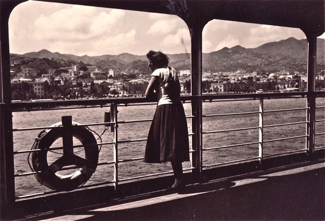 Misschien moest ze na haar vakantie eens bij Mercedes gaan solliciteren. Hoe ze daar nu ineens opkwam wist ze ook niet.