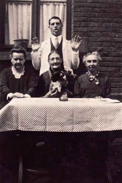 Deze opname leidde daags daarna tot een andere opname. Van Eddy, door twee mannen in witte schorten.