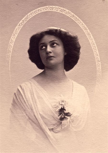 Hildegard had sedert haar geboorte een aureool. Leuk, dat wel, maar knap lastig op een drukke tram.