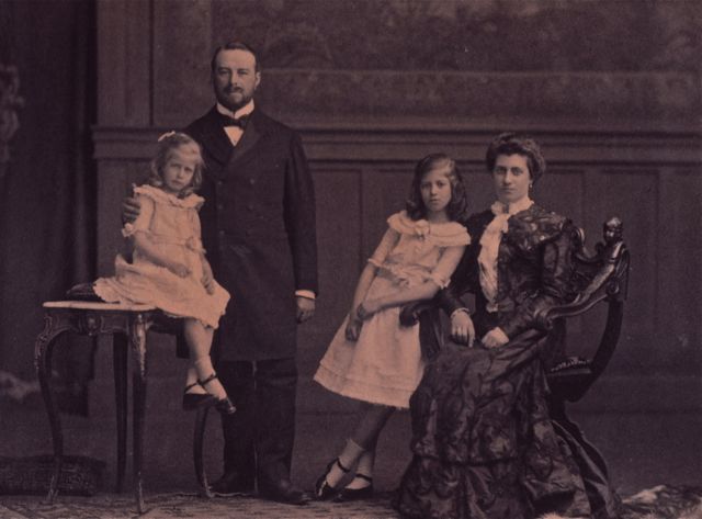 Jeannine leunde altijd dichter aan bij moeder dan bij vader.