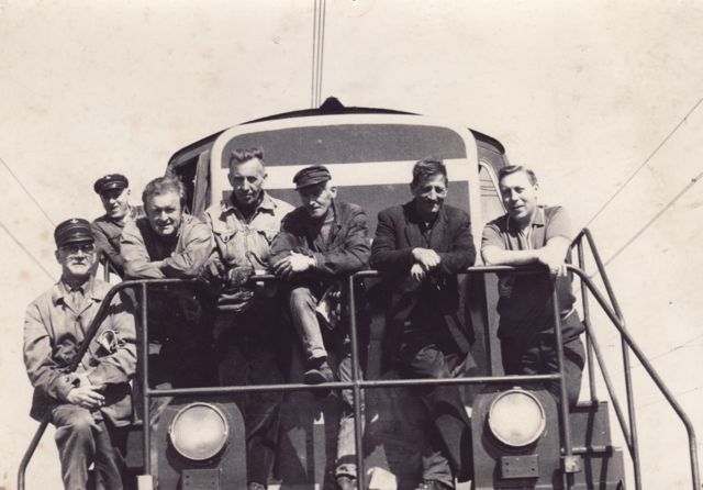 (Toen er nog geld was) Per trein: twee machinisten, twee conducteurs, een stoker en twee man die de passagiers moppen vertelden onderweg.