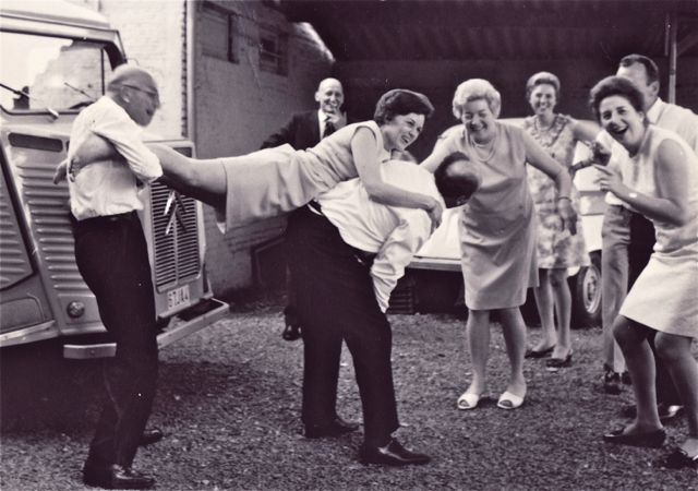 De voorbereiding van de huwelijksceremonie verliep een beetje chaotisch, maar we zijn het wel eens geworden over de definitieve versie.