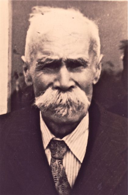 Polycarpus Van Intrendonck. Eet via een rietje wegens obstructieve snorgroei.