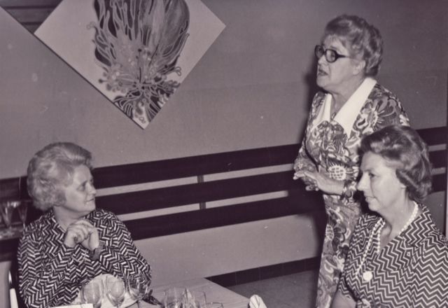 Toen de serenade voor haar verjaardag werd ingezet had tante Juliette wijselijk haar hoorapparaat uitgeschakeld.