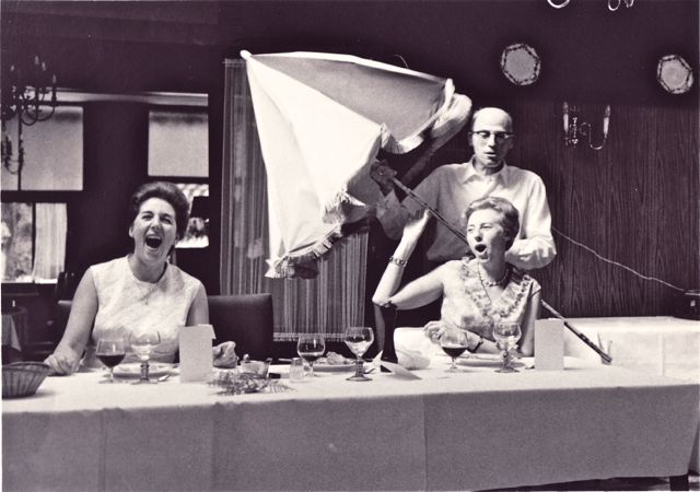 Toen werd er nog gelachen met de fratsen van nonkel John, maar toen het halve glazen servies van tafel donderde...