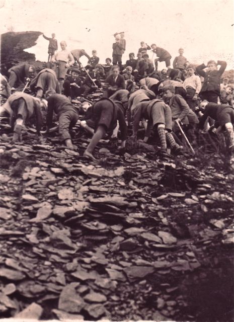 Wij moesten onze eigen schrijflei en griffel maken bij het begin van het schooljaar.