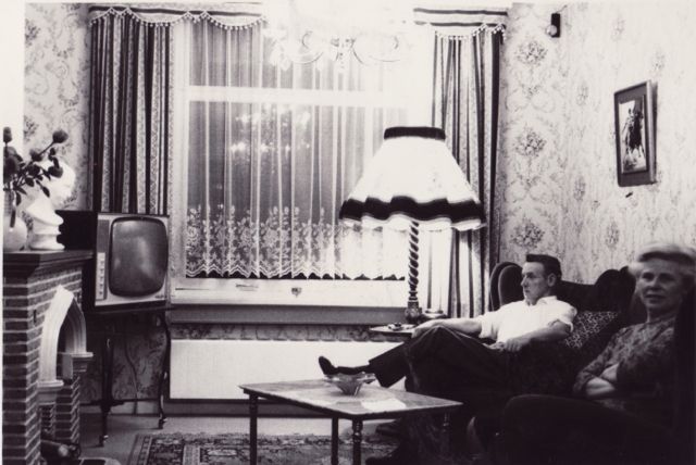 De tv was er al, maar de antenne moest nog geleverd worden. Dan al maar even oefenen.