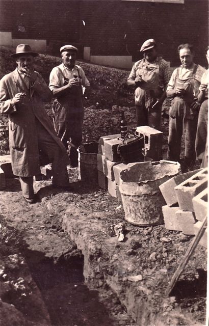 De amateur-archeologen dronken een glas bij iedere vondst. Zo hadden ze op het einde van de dag dubbel zoveel buit!