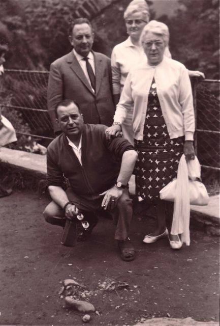 Fred had de enige souvenir die ze van Benidorm hadden meegenomen in duizend stukken laten vallen. Ja, dan maar naar huis zonder.