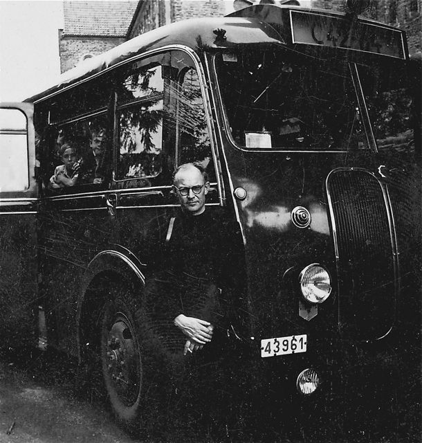 Onze onderpastoor ging helemaal op in het busreisgebeuren.