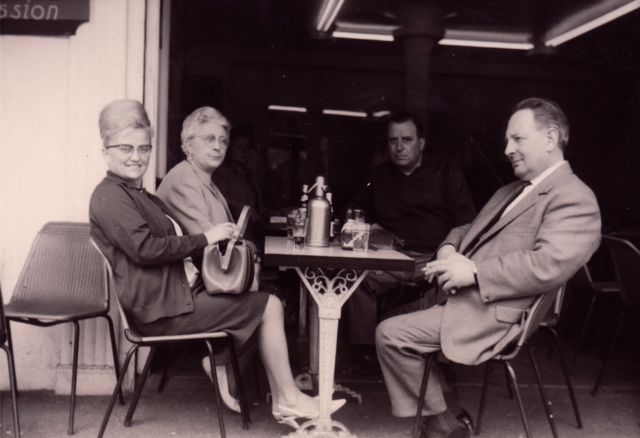 Tante Irma (links) had een bijzondere plaats gekozen om een deel van het reisgeld te verstoppen.