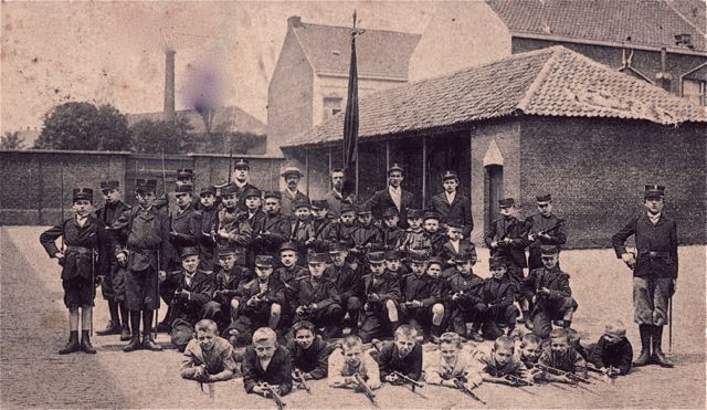 Vroeger kon je je dienstplicht al heel jong doen. Dan kon je ook sneller gaan werken.