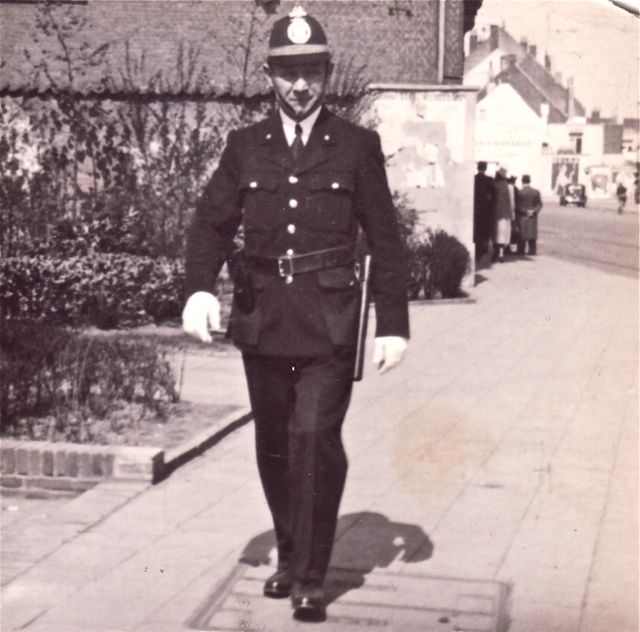 Onze wijkagent gaat een koppel in overspel op heterdaad betrappen. Dat waren nog tijden!