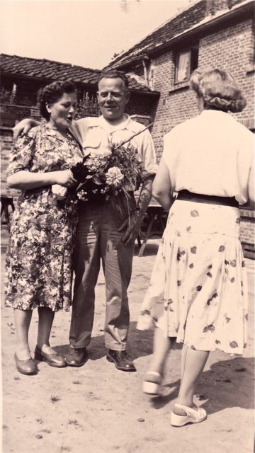Het eerste ikebana-stukje dat Werner meebracht van de avondopleiding werd meteen grondig naar de filistijnen geholpen door zijn vrouw.