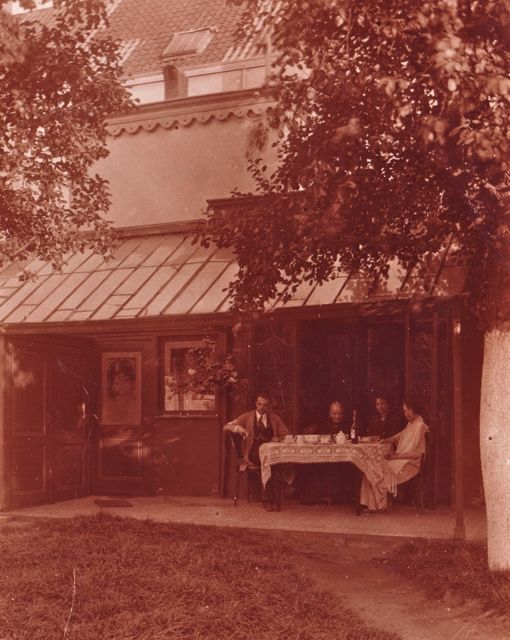 En iedereen dacht dat ze buiten zaten maar bijna niemand zag de ingenieuze glazen wand. Fun hoor als er weer eens een buil werd gescoord!