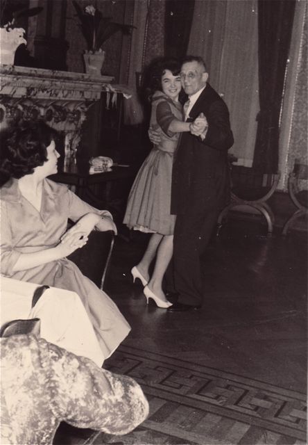 Nonkel John had alle films met Fred Astaire goed bestudeerd. 103 werd hij. Met déze vrouw aan zijn zijde.