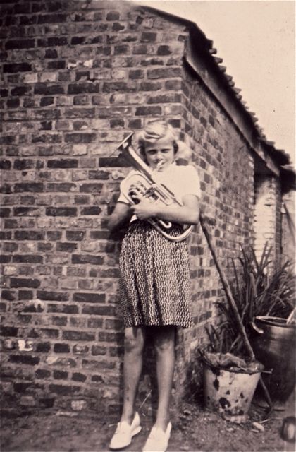 Eline had een ingewikkelde muziekcode uitgekiend met haar lief. Hier seint ze 'Niet afkomen, pa vindt jou nog steeds een loser.'