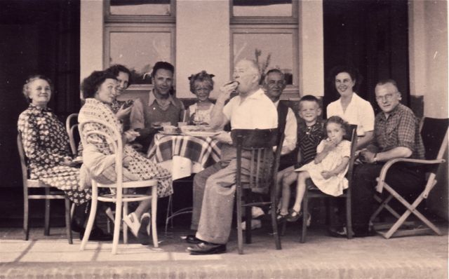 Nonkel Ernest toonde ons twee uur aan een stuk hoe de paasklokken hun voorraad insloegen. Ei-kés!