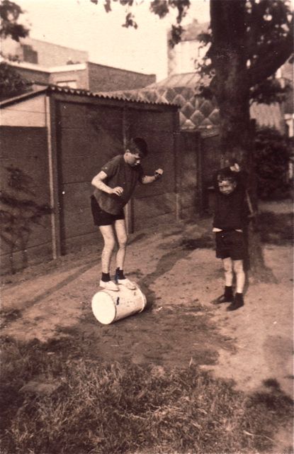 Circusartiesten zijn we nooit geworden, mijn broer en ik, maar onze ouders moesten wel een nieuwe vuilnisbak kopen.