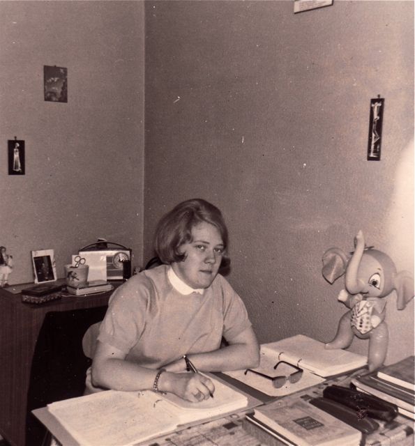 Regina bezig aan haar levensverhaal: Hoe ik voor mijn eigen geluk zorg als alleenstaande vrouw.