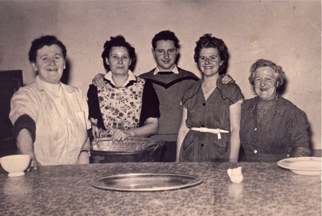 De winnaars van de wedstrijd 'Nouvelle Cuisine-gerecht' geprezen om de extreem minimalistische schotelprésence en het lage aantal calorieën. 