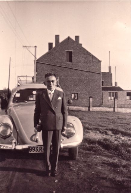 August met zijn onafscheidelijke Kever die hem overal volgde.