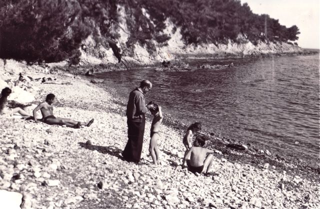 Dat het gekochte privéstrand voor zo'n lage prijs werd aangeboden werd pijnlijk duidelijk bij het neervleien.