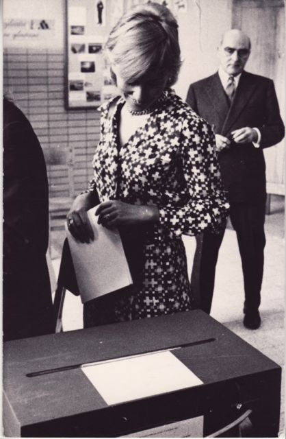 De toezichter van het stembureau hield de biljettenbox nauwkeurig in het oog. En als er iemand voor stond, nog iets nauwkeuriger.